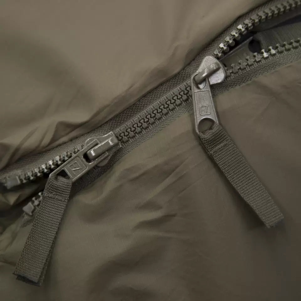 Schlafsack Tropen, Marke Carinthia, oliv